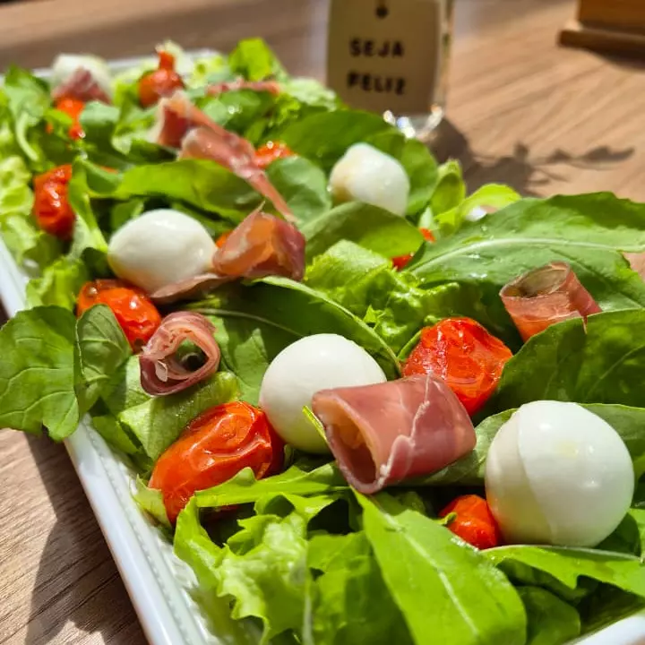 Salada com Parma, confit e burrata