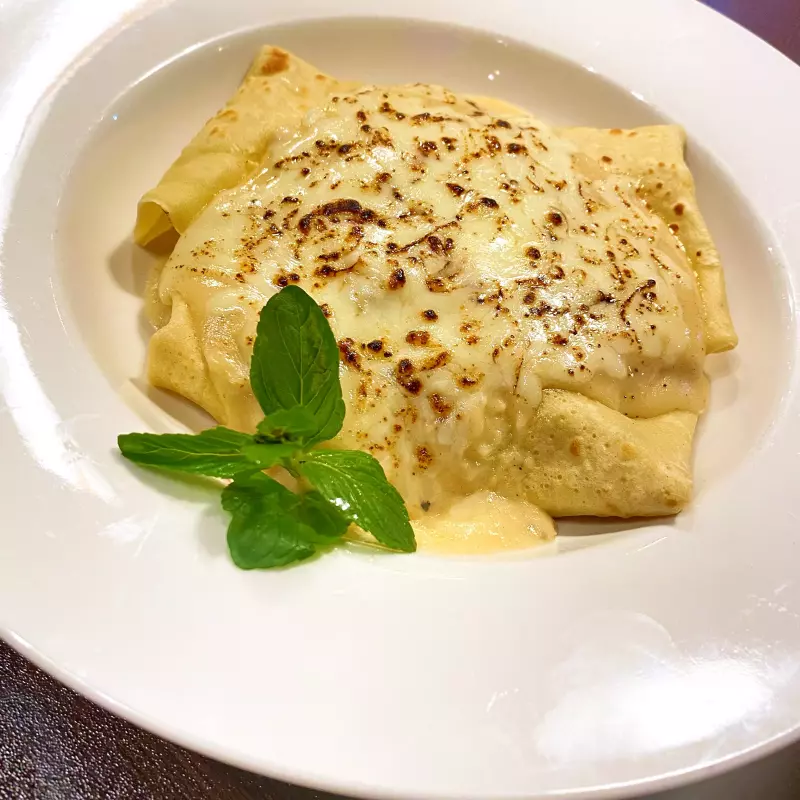 Crepa gratinada con pollo