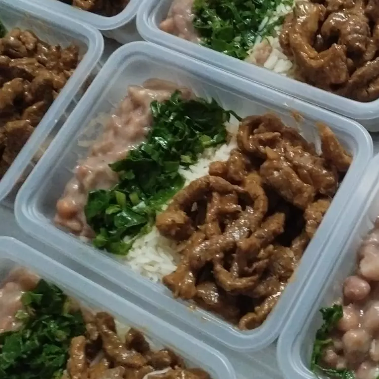 Feijão e iscas de carne de gado