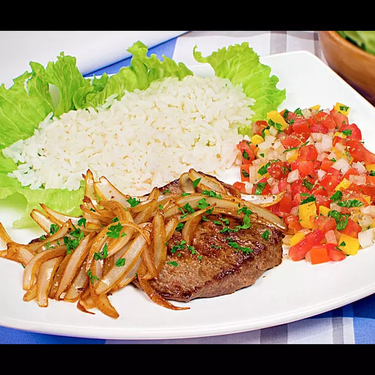 Filé acebolado com fritas