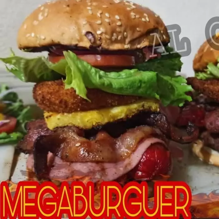 Megaburguer🍔🧀🥓🍍