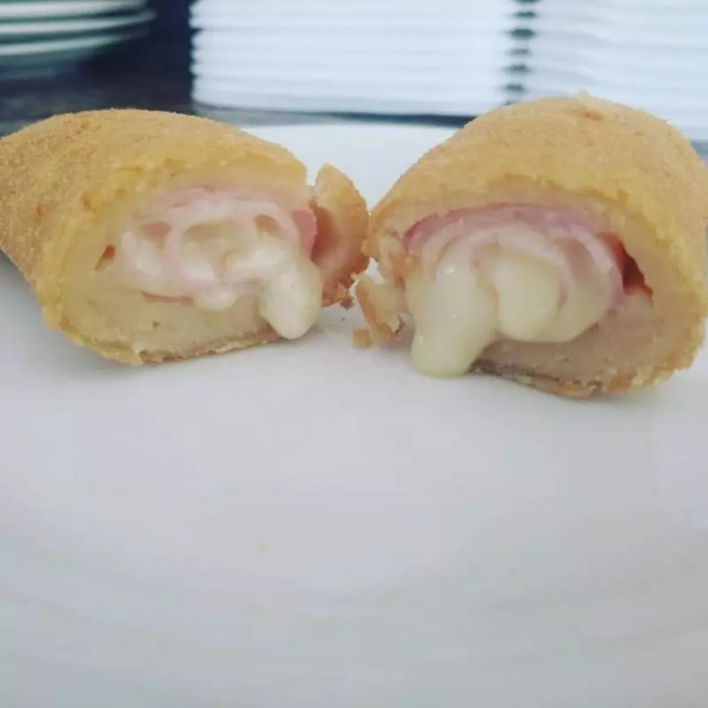 ENROLADINHO DE PRESUNTO E QUEIJO