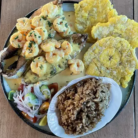 SIERRA EN SALSA DE CAMARONES