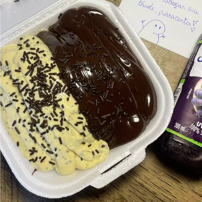 Bolo Maracujá com brigadeiro.