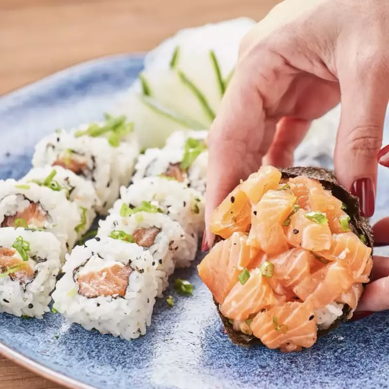 Temaki salmão + 10 uramaki salmão