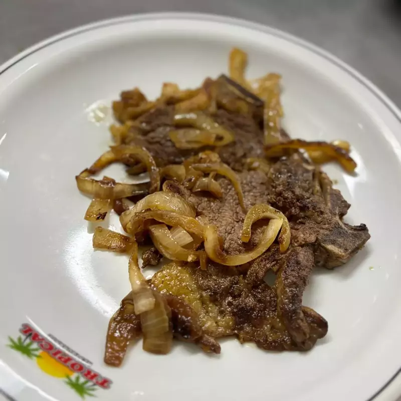Bisteca bovina acebolada