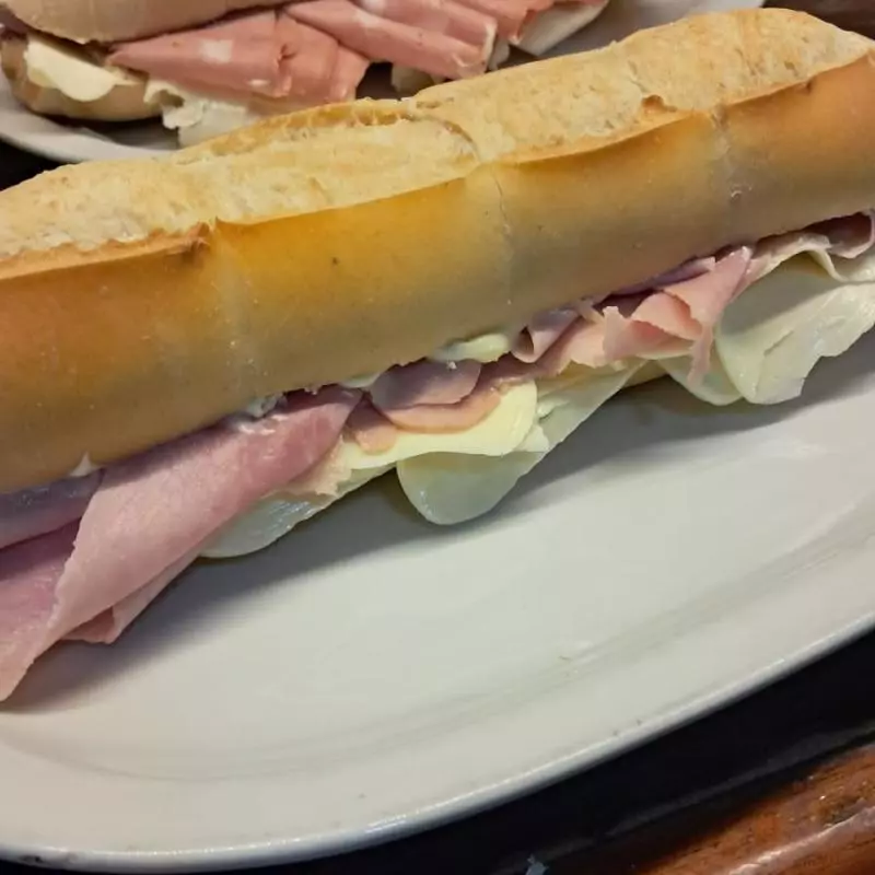 Sándwich de jamón y queso