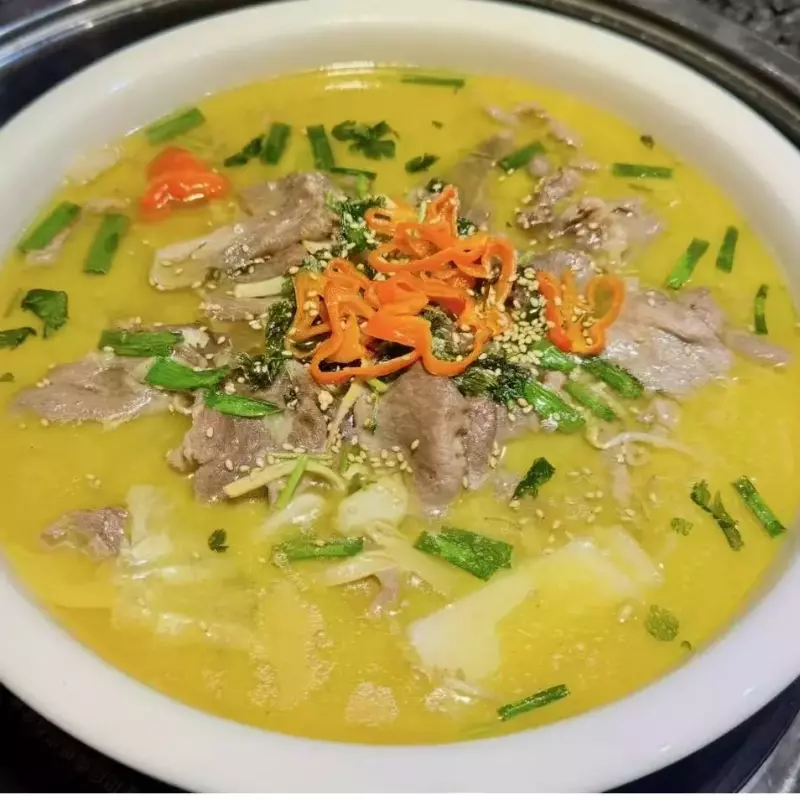 CALDO AGRIPICANTE CON TERNERA 酸汤肥牛