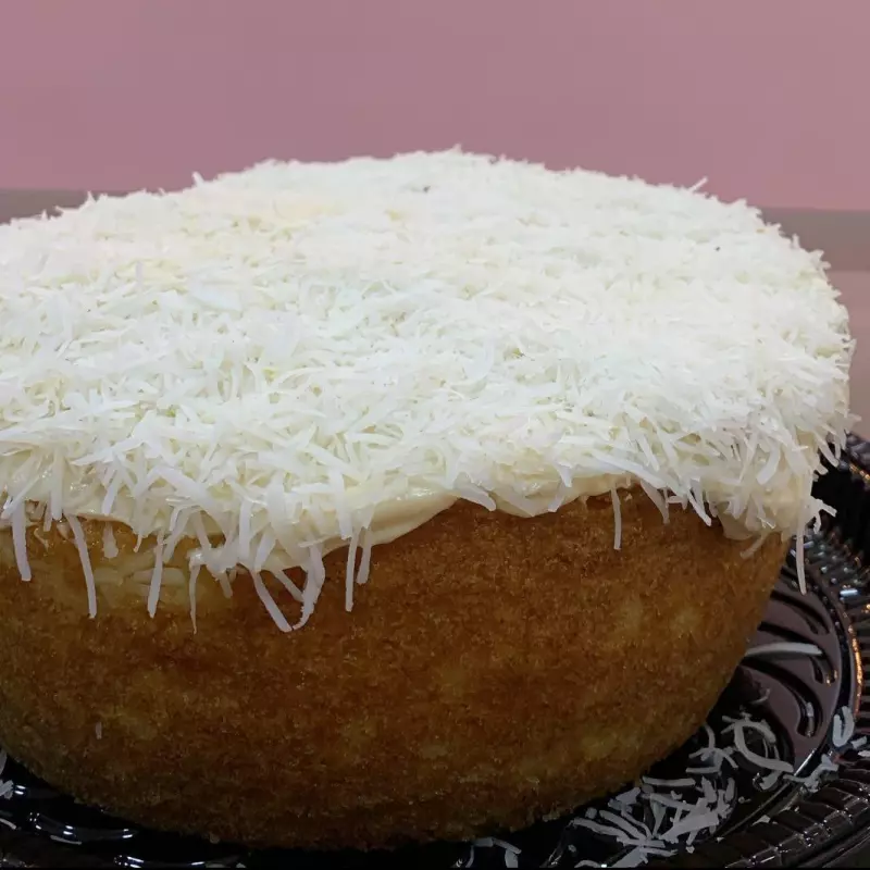 Bolo de coco com beijinho