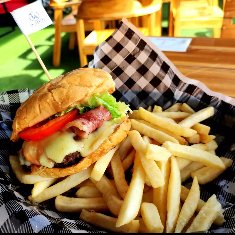 HAMBURGUESA DE LA CASA COMBO