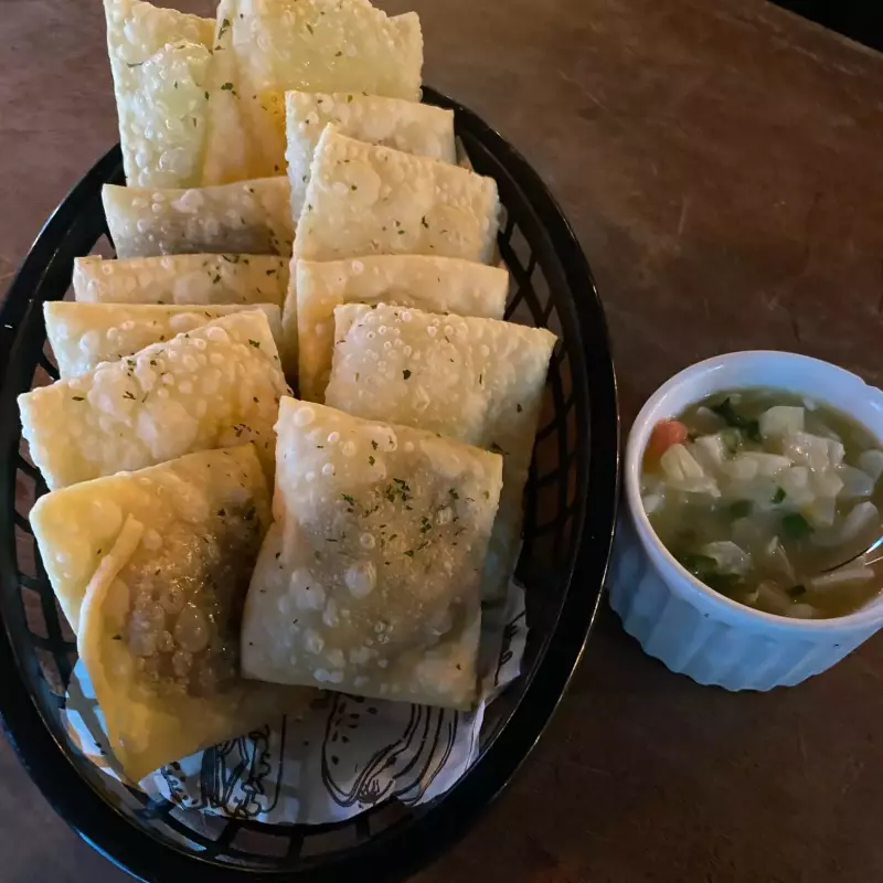 PASTELZINHO DE CARNE E QUEIJO