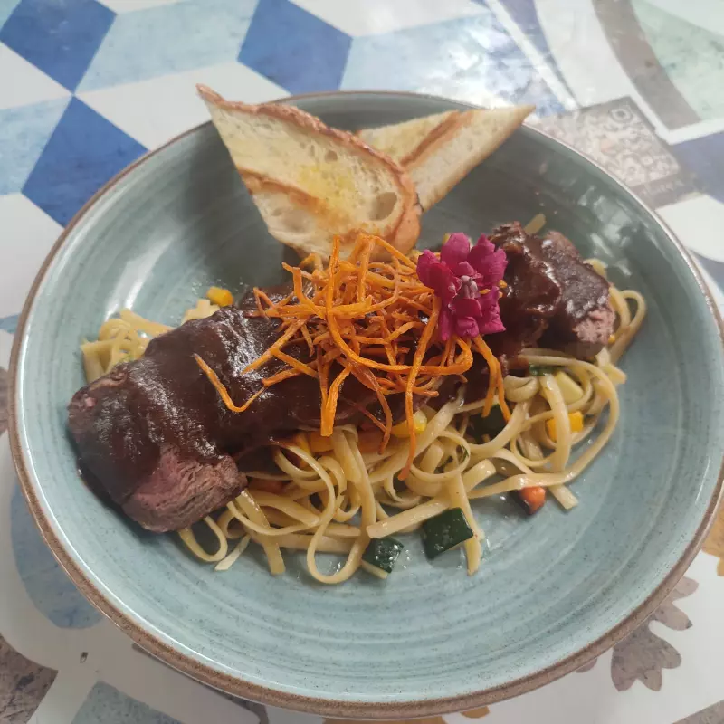 PASTA PRIMAVERA CON LOMO VICHE