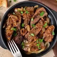 Tiras de figado acebolado