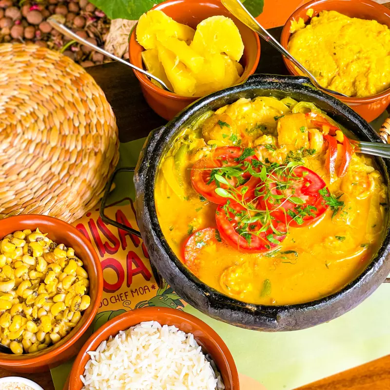 Moqueca de peixe, camarão e banana