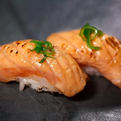 4 Peça Niguiri de Salmão Maçaricado