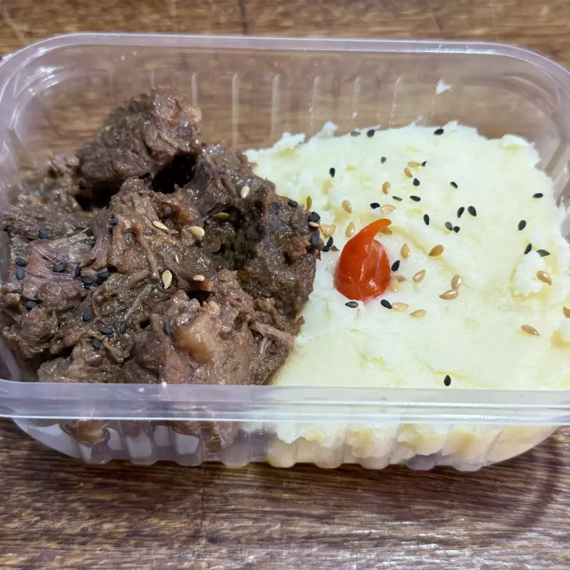 Assado com purê de batata inglesa