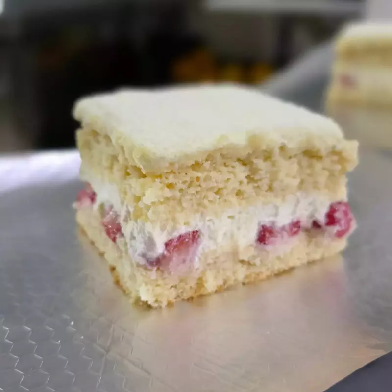 Wrapped Cake - Nido and strawberry