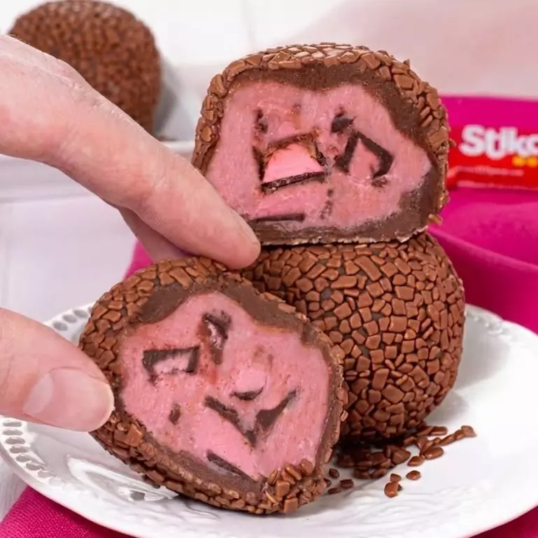 Brigadeiro Recheado Stikadinho
