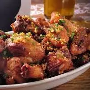 Frango a Passarinho com alho torrado