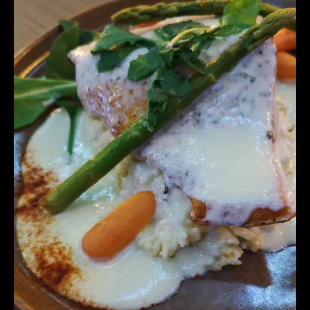 Salmón en salsa beurre nantis