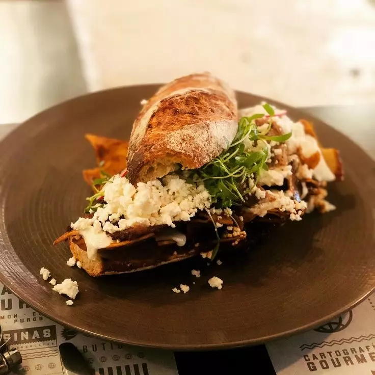 Torta de chilaquiles con birria