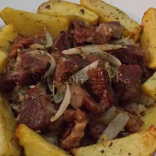 CARNE DE SOL COM BATATA RÚSTICA