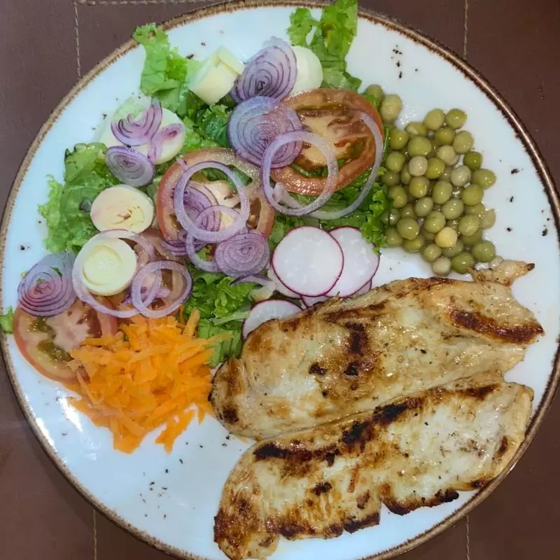 SALADA COM FRANGO GRELHADO