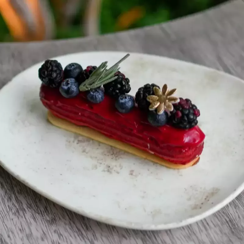 Eclair de frutos rojos