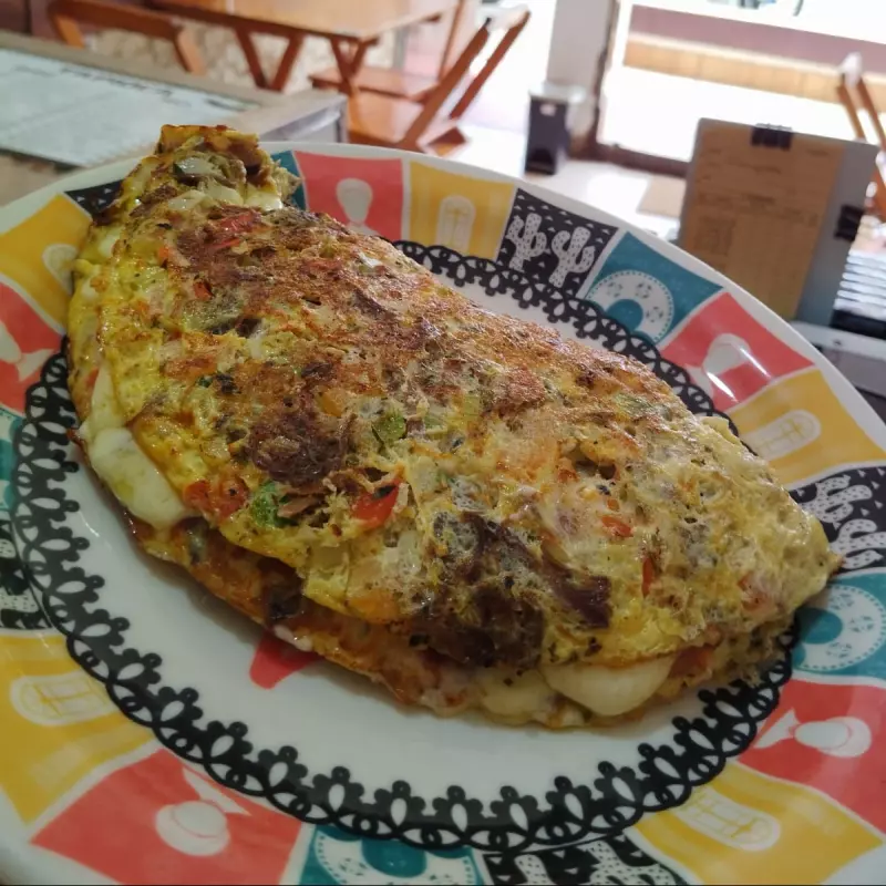 Omelete, com queijo e carne