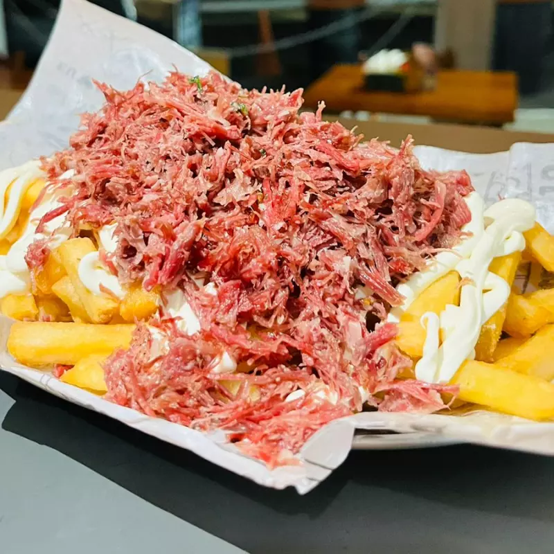 Porção de batata com carne seca