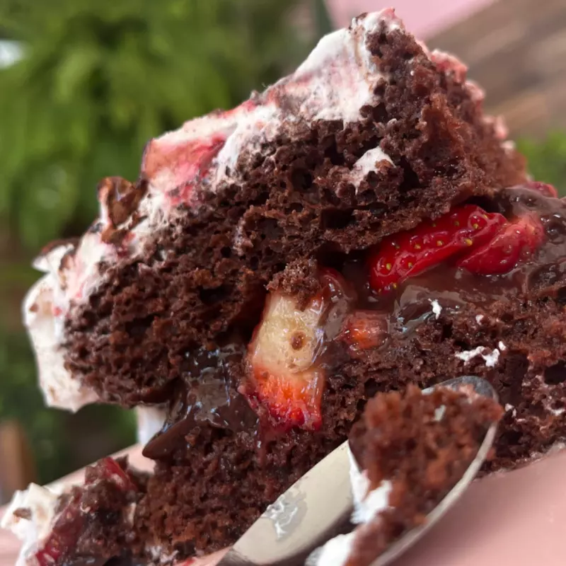 BOLO DE CHOCOLATE COM MORANGO