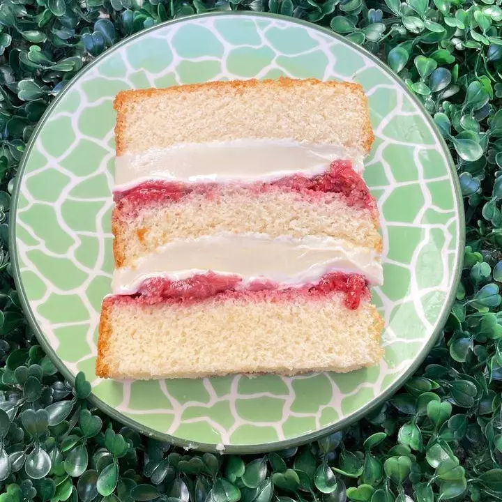 Slice cake ninho c morango assado