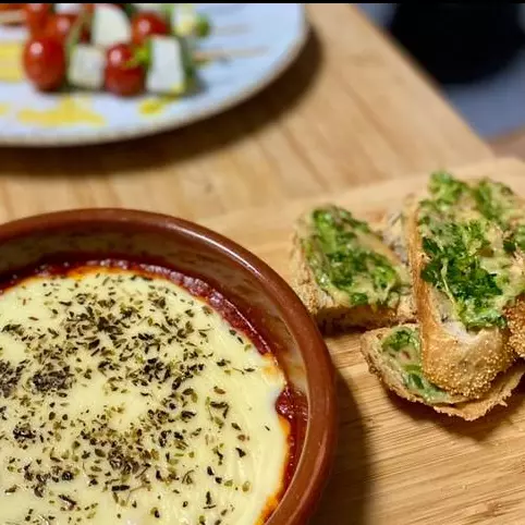 Provoleta con pan al ajo