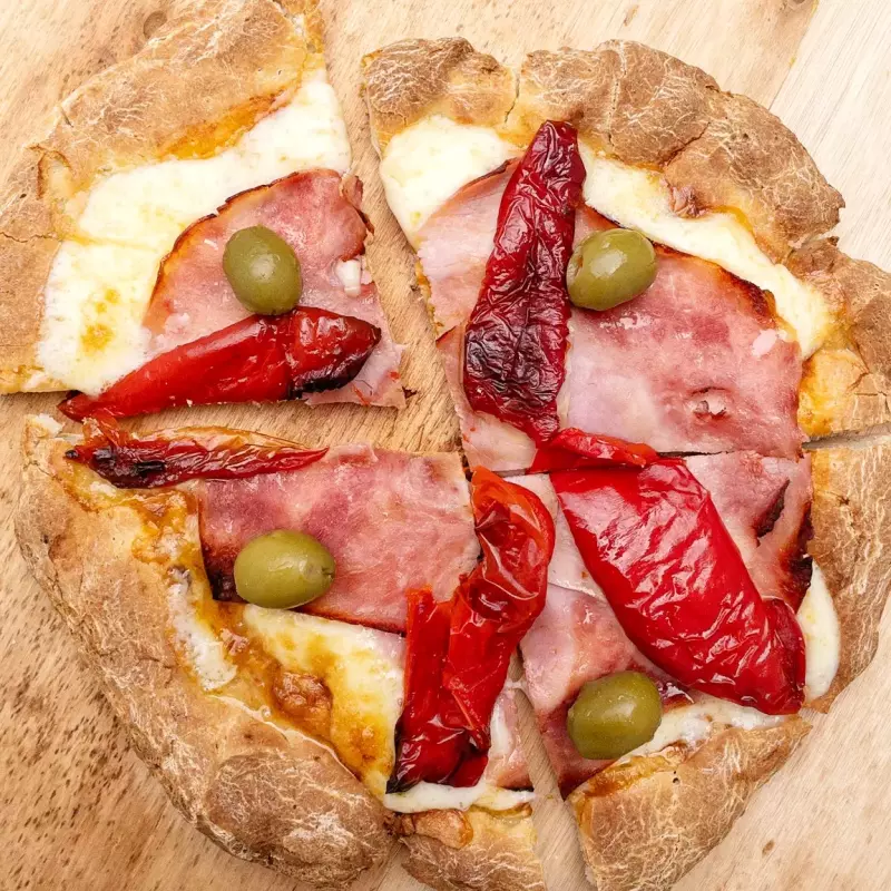Pizza de Jamon y Morrones