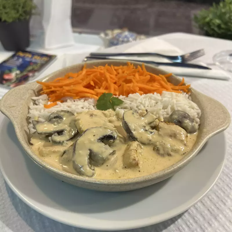 Strogonofe de Frango e Cogumelos