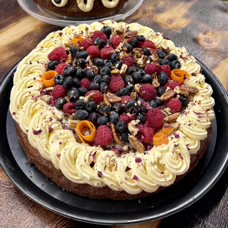 Pastel de zanahoria con frutos rojos