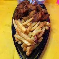 Frango a passarinho e fritas