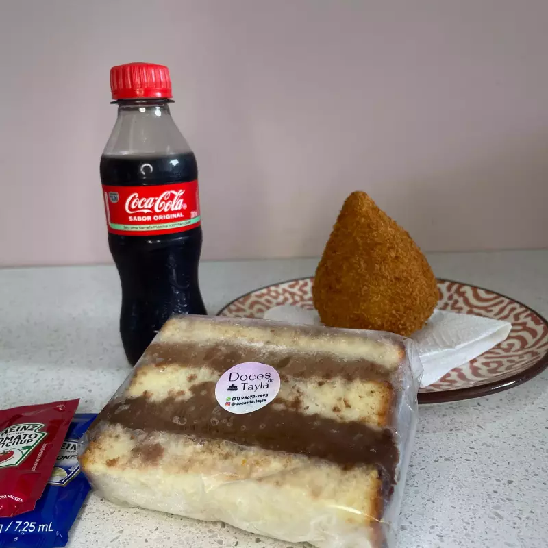 Fatia de bolo + coxinha F+ coca cola