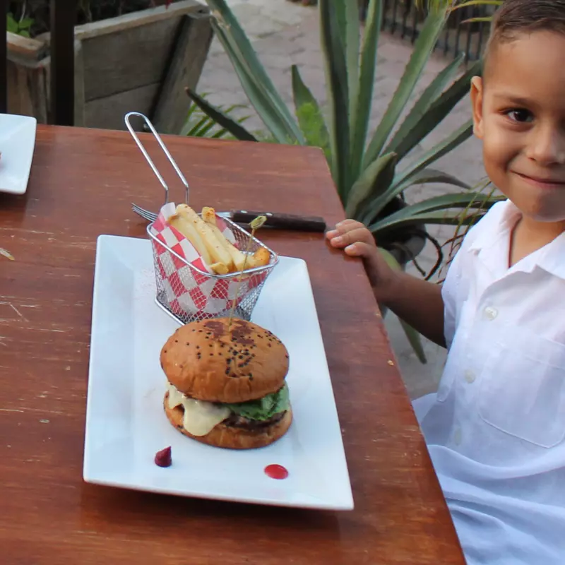 Mini hamburguesa de res, con papas
