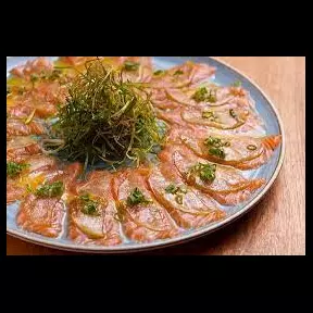 CARPACCIO DE SALMÃO COM COUVE CRISPY