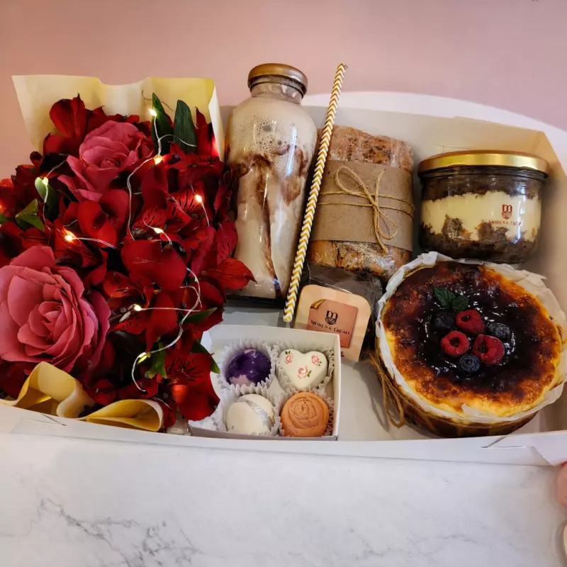 CAJA DESAYUNO SORPRESA CON FLORES