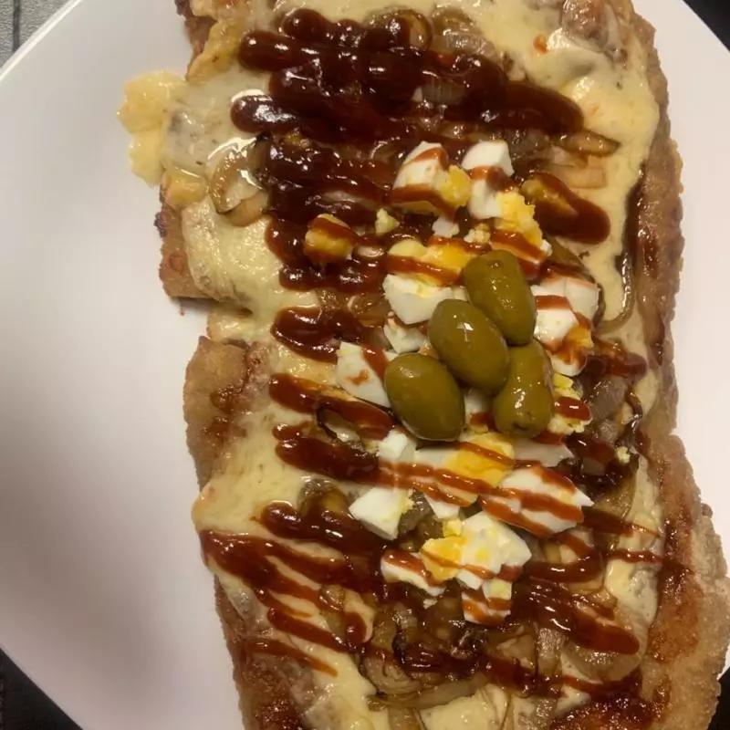 Milanesa a la Barbacoa con Papas Fritas