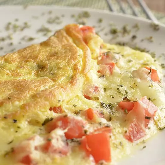 OMELETE COM PEITO DE PERU