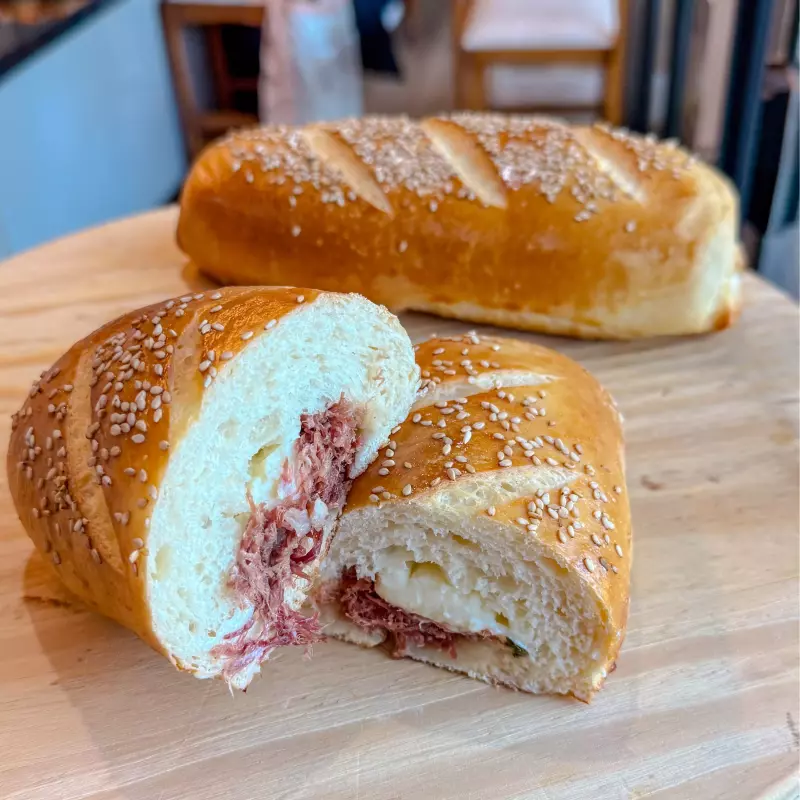 Pão recheado Carne seca e requeijão