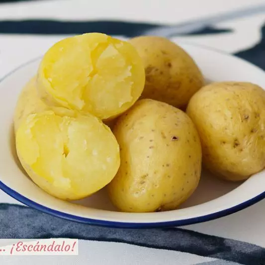 2 Papas cocidas / boiled potatoes