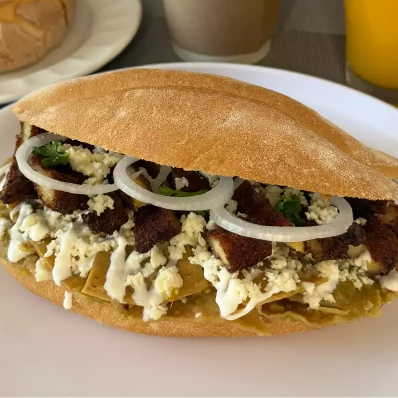Torta de chilaquiles