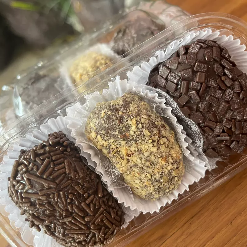 TRIO DE BRIGADEIRO COM MORANGO