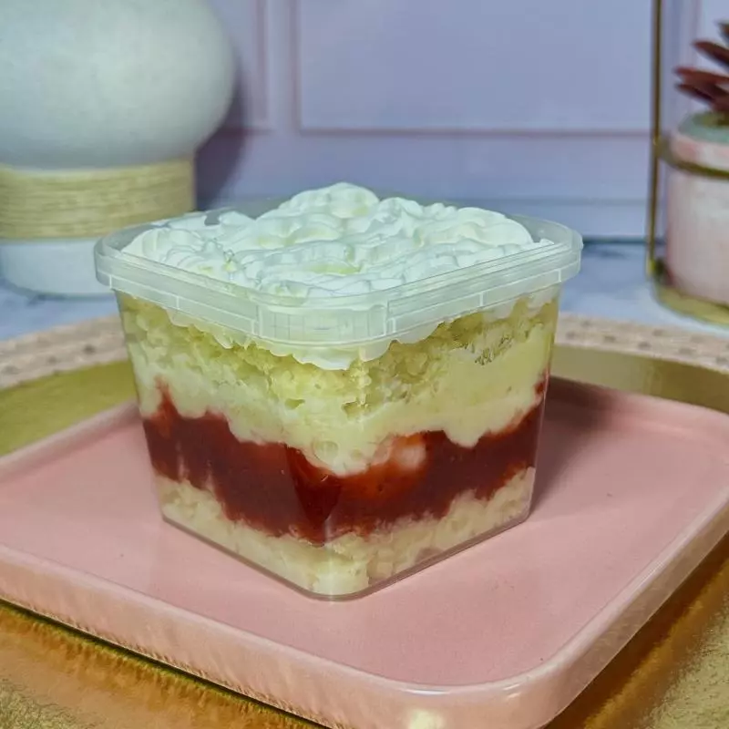 Bolo de Ninho com Geleia de Morango