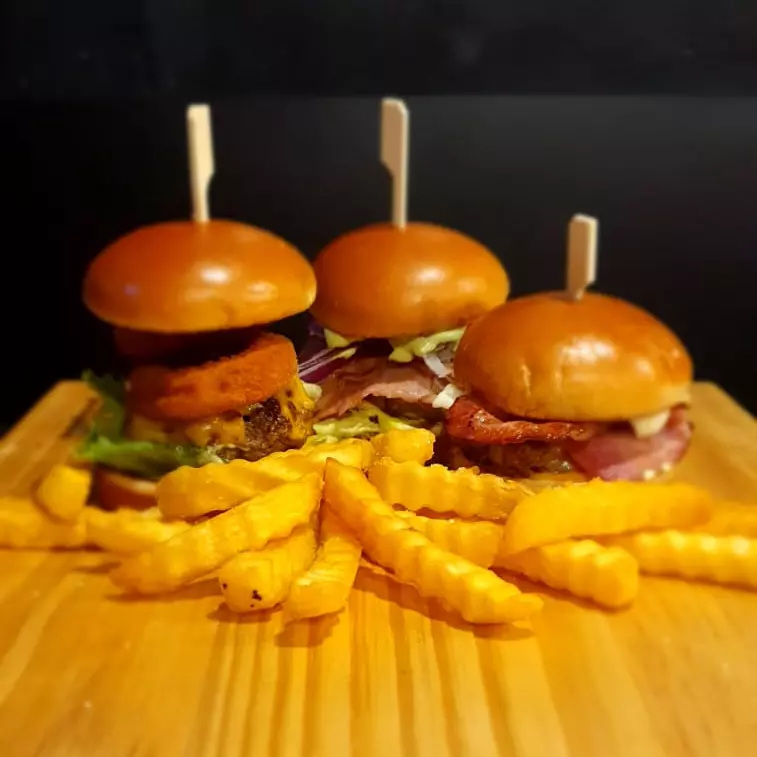 Combo com 3 mini burgers e batata !