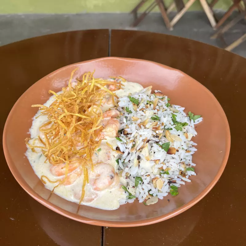 Camarão no creme de gorgonzola.